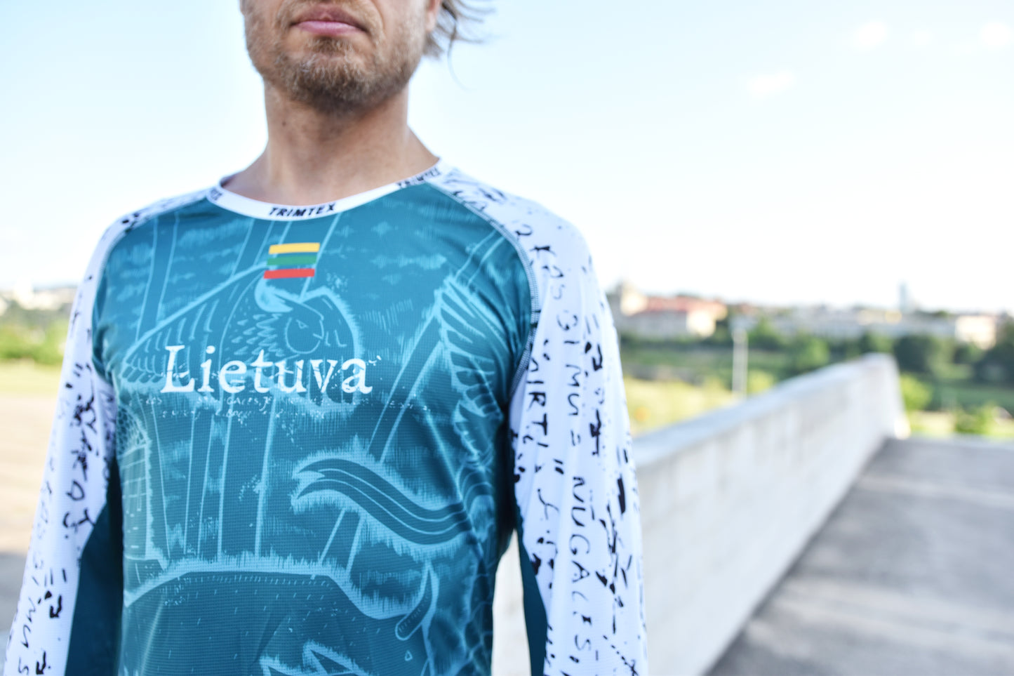 Vyriški marškinėliai ilgomis baltomis rankovėmis