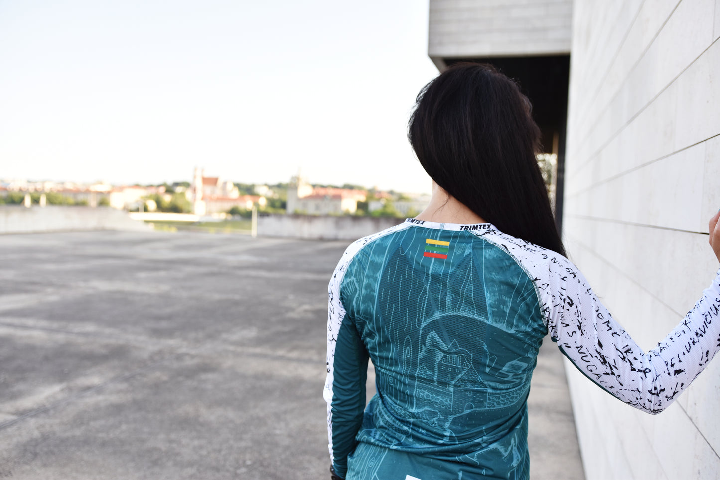 Moteriški ilgomis baltomis rankovėmis marškinėliai